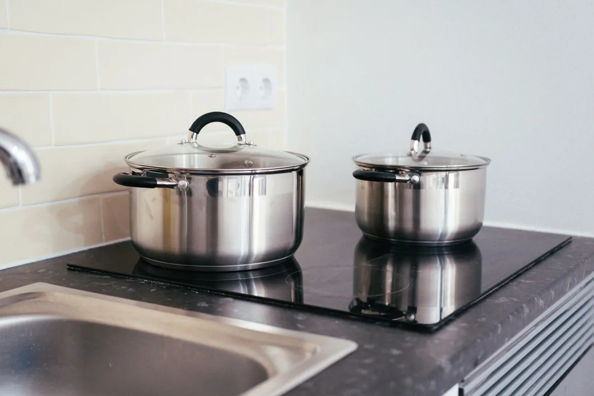 Cooktop de indução em funcionamento depois da manutenção